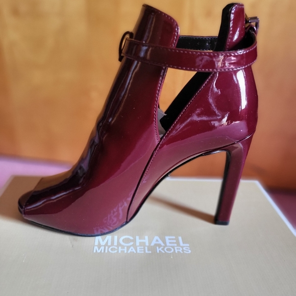 Shoes - Picture 2 of 6